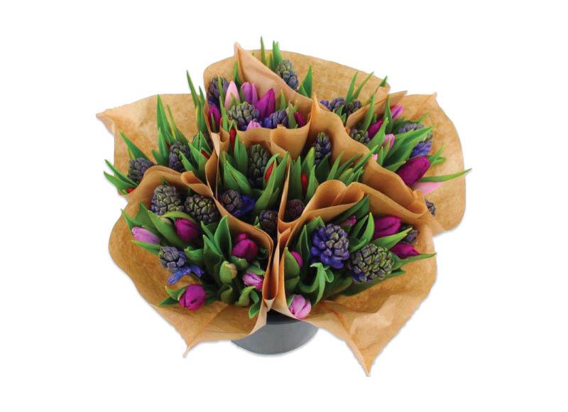 Skintų gėlių puokštė su tulpėmis ir hiacintais