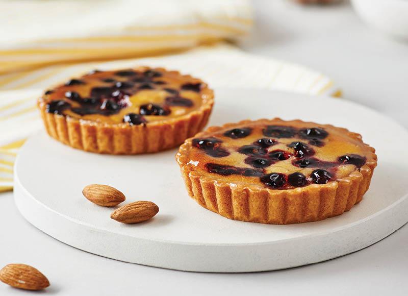 Tarteletė su migdolų kremu ir serbentais